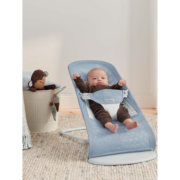 BabyBjörn Bouncer Balance Soft, hellgrauer Rahmen, Mesh, himmelblau/weiß