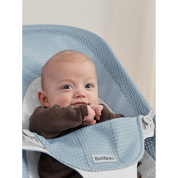 BabyBjörn Bouncer Balance Soft, hellgrauer Rahmen, Mesh, himmelblau/weiß