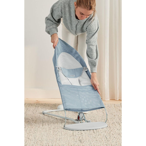 BabyBjörn Bouncer Balance Soft, hellgrauer Rahmen, Mesh, himmelblau/weiß